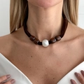 Detail van de fluwelen koordketting met een grote parel en bruine houten kralen sieraad - Donkerbruin (7553)