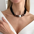 Fluwelen choker ketting met witte parel en bruine houten kralen op een zwarte band - Zwart (7553)