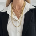 Collier multi-rangs doré à perles carrées porté par un mannequin en tenue chic - Or (0088)