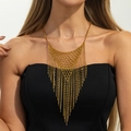 Collar de flecos con malla dorada llamativo usado por una modelo con vestido negro - Oro antiguo