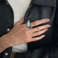 Nahaufnahme eines silberfarbenen Rings mit großem grauen Acryl-Edelstein in Tropfenform - Grauer Geometrischer Ring (00967)