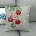 Housse de coussin de Noël en lin avec branches de pin et boules sur un canapé gris - Branches de Pin de Noël et Boules (28)