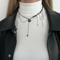 Collana a strati chic con nappe argentate e ciondolo a cuore nero su una modella - Stile Nappa Cuore Perlina Nera Argento (07567)