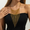 Elegante gouden mesh choker ketting met lange franjes op een model in een zwarte jurk - Kwastje Mesh Stijl (07551) / Antiek Goud
