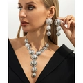 Set collana e orecchini a sfera in metallo argento lucido su modella - Stile Argento (6951)