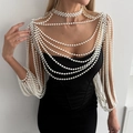 Elegante mehrlagige Perlen-Körperkette mit Quasten-Schal auf einem schwarzen Abendkleid - Perlen Quaste Schal Stil (02042) / Weiß