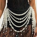 Détail d'une chaîne de corps multicouche en perles avec d'élégants pendentifs en goutte - Chaîne de Taille en Perles (02029)
