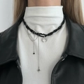 Dettaglio collana a doppio strato di perline con ciondoli a mezzaluna e stella lucenti - Collana Choker a Doppio Strato con Nappa a Mezzaluna(07563)