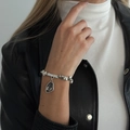 Silbernes Perlenarmband mit grauem Tropfenanhänger aus Edelstein am Handgelenk - Graues Perlenarmband (03048)