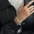 Detail eines silbernen Schlangenarmbands mit tiefblauem geometrischem Kristallanhänger - Blaues Perlenarmband (03048)