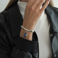 Silberne Perlen-Schlangenkette mit tiefblauem tropfenförmigem Edelstein-Anhänger am Model - Grünes Perlenarmband (03048)