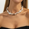 Ketting met onregelmatige zilveren metalen blokjes en witte parels om de modelhals - Zilveren Ketting (7548)