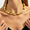 Macro-detail van de geometrische gouden schakelketting en metalen choker-structuren - Gouden Ketting (7560)