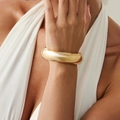 Poliertes goldfarbenes breites Metallarmband mit Hochglanz-Finish und minimalistischem Design - Gold