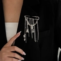 Dettaglio di una spilla a nappa argento con catene pendenti su revers nero - Argento (0345)