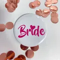 Spilla bianca Bride to be con scritta rosa e cuore per decorazioni festa della sposa - Bride Bianco (Icona Cuore)