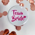 Spilla Team Bride rosa con cuore per addio al nubilato e decorazioni nuziali - Team Bride Bianco (Icona Cuore)