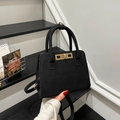 Borsa a mano vintage in pelle scamosciata nera opaca con finiture in oro e tracolla - Nero