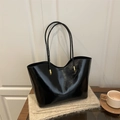 Borsa tote nera classica in pelle lucida con dettagli metallici dorati e tracolle sottili - Nero