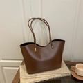 Borsa tote in pelle cerata marrone scuro con bordo curvo e dettagli dorati - Marrone
