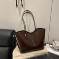 Borsa tote grande in pelle cerata marrone scuro con finitura lucida e dettagli oro - Marrone