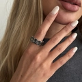 Detailweergave van een zilveren stapelring met donkergrijze acryl diamantjes in emerald slijpvorm - Zilveren Ring/Grijze Rij Diamanten (00992)