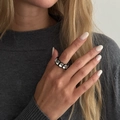 Chique zwarte ring met rechthoekige ingelegde kristallen aan een hand - Zwarte Ring/Witte Rij Diamanten (00992)