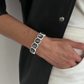 Detailopname van de elastische armband met grijze vierkante acrylstenen om de pols - Armband met Wit Frame/Grijze Edelstenen (03055)