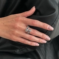 Détail de la bague coeur en argent avec cristaux gris sur fond de cuir noir texturé - Bague Argent/Pierres Grises en Forme de Coeur (00975)