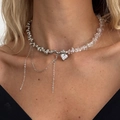 Dettaglio della collana a croce con pendente a cuore e perle asimmetriche - Stile Nappina Cuore in Cristallo Trasparente Cucito (07570)