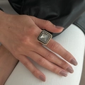 Gros plan d'une bague rétro avec cristal carré gris et détails de perles dorées - Bague Or Antique/Pierre Carrée Grise (00979)