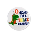 Nahaufnahme eines Dinosaurier-Abzeichens mit Text ROAR I'M A THREE-A-SAURUS und Ballon 3 - Zahl 3