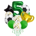 Detalle del kit fiesta fútbol con número 5 verde, trofeo dorado y globos de fútbol - Decoración Número 5 Verde