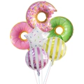 Detailansicht bunter Donut-Folienballons und gestreifter Kugeln für die Partydekoration - Donut-Set