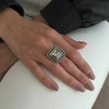Détail d'une bague vintage sertie d'un cristal carré avec bordures perlées bicolores - Bague Argent Antique/Pierre Carrée Grise (00979)