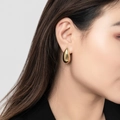 Minimalistische 18K vergulde druppelvormige oorring op model met hoogglansafwerking - Goud