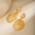 Detail der 18K vergoldeten Messingohrringe mit Hammerschlag-Textur und hohlem Wellenmuster - Gold