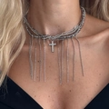Dettaglio della collana a strati con perline grigie, nappe e ciondolo a croce - Stile Nappina Croce in Strass e Perline Grigie Multistrato (07575)