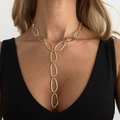 Minimalistische lange goldene Lariat-Halskette mit ovalen Gliedern an einem Modell - Lange Y-Halskette / Gold (07610)
