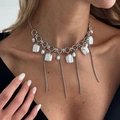 Dettaglio di una collana in argento con nappe, perle barocche e catene su una modella - Stile Nappina Perla Barocca Irregolare Argentata (07591)