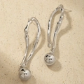 Macro di orecchini d'argento irregolari ricurvi con pendenti a sfera di metallo lucido - Argento