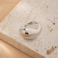 Macro-opname van zilveren waterdruppelring met organisch ontwerp op beige steen - Zilver