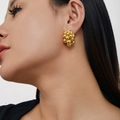 Orecchini a perno a grappolo in oro 18 carati su modella con finitura a specchio - Oro