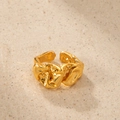 Macro-opname van 18K goud vergulde lava-ring met onregelmatig gepolijst oppervlak - 18K goud