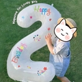 Detailansicht der weißen 40-Zoll-Nummer-2-Luftballon mit Happy Birthday Aufdruck für Partys - Zahl 2