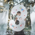 Nahaufnahme von 40-Zoll weißem Ballon Nummer 3 mit Happy Birthday-Druck im Waldhintergrund - Zahl 3