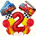 Dettaglio set compleanno pompiere con palloncino numero 2 rosso e camion dei vigili - Tema Vigile del Fuoco 2° Compleanno (Stile 2)