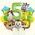 Dettaglio set 5° compleanno con numero 5 verde e palloncini animali della foresta - Stile Numero 5