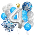 Detailsicht der silbernen Zahl 4 und der blauen Schneeflockenballons für die Feier - Nummer 4 Stil