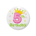 Détail d'un badge d'anniversaire 5 ans en fer-blanc avec chiffre 5 rose et couronne - 5ème Anniversaire (5)